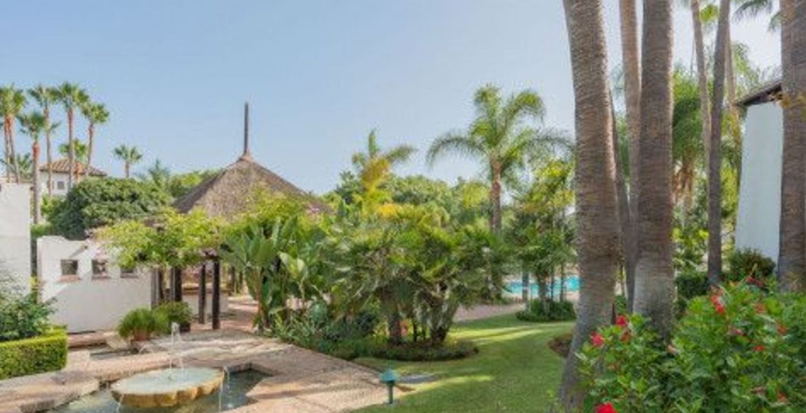 Sunny Garden Apartment in Puente Romano