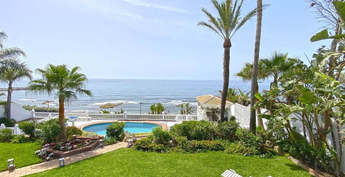Beach Front Villa in Puente Romano