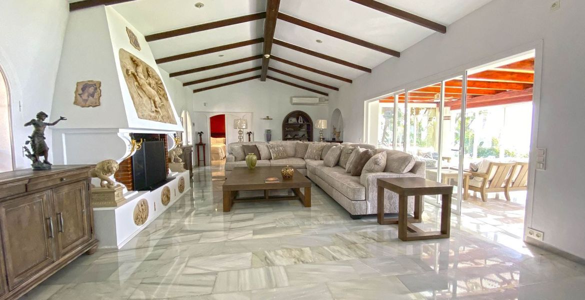 Beach Front Villa in Puente Romano