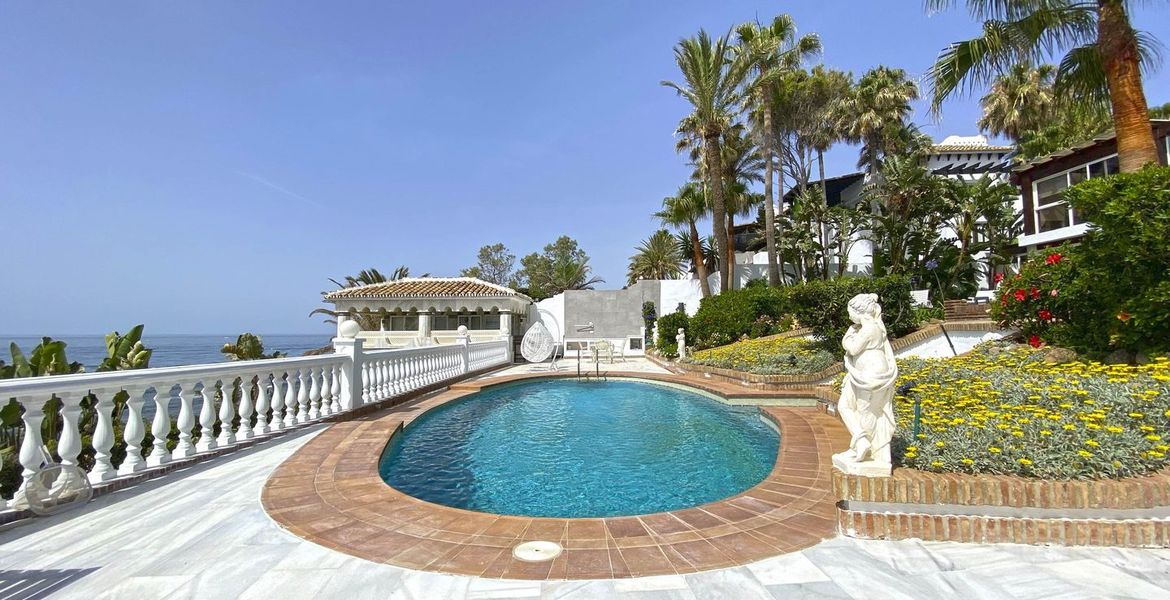 Beach Front Villa in Puente Romano