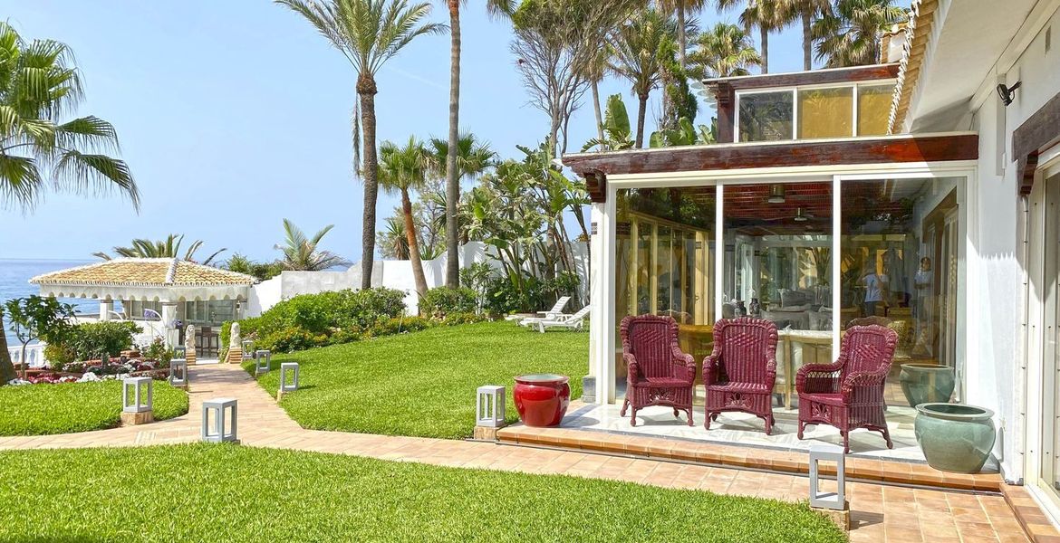 Beach Front Villa in Puente Romano