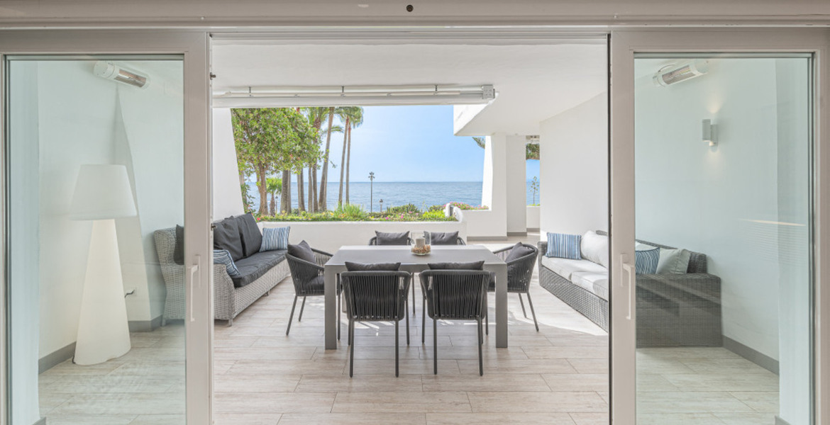 Exceptional apartment in front line beach 