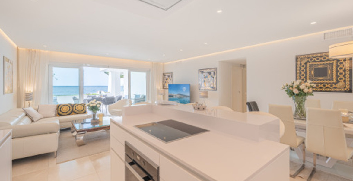 Exceptional apartment in front line beach 