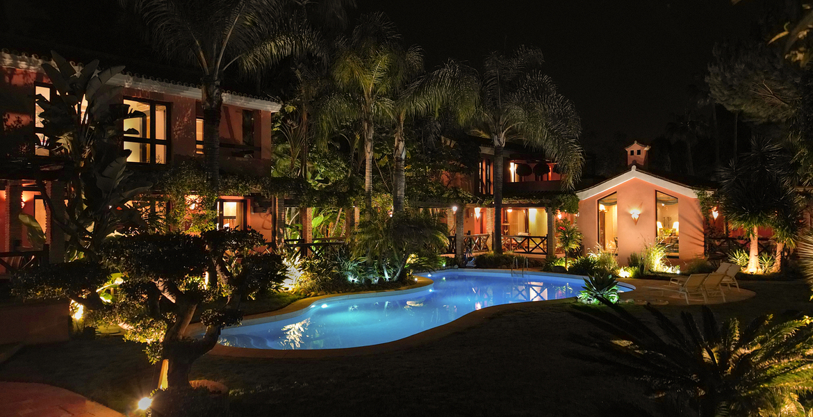 LUXURY SEA SIDE VILLA BETWEEN PUENTE ROMANO & MARBELLA CLUB