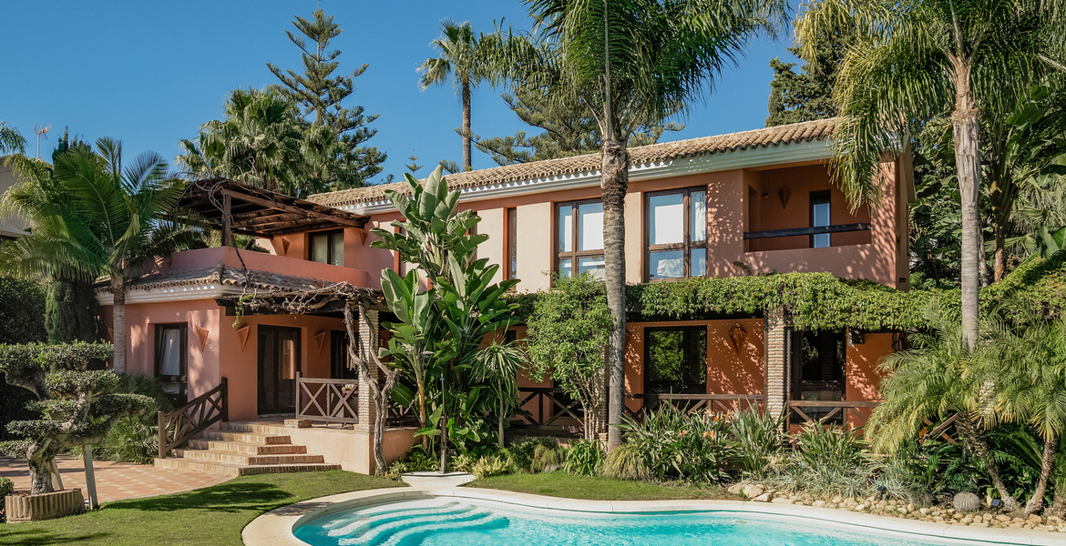 LUXURY SEA SIDE VILLA BETWEEN PUENTE ROMANO & MARBELLA CLUB