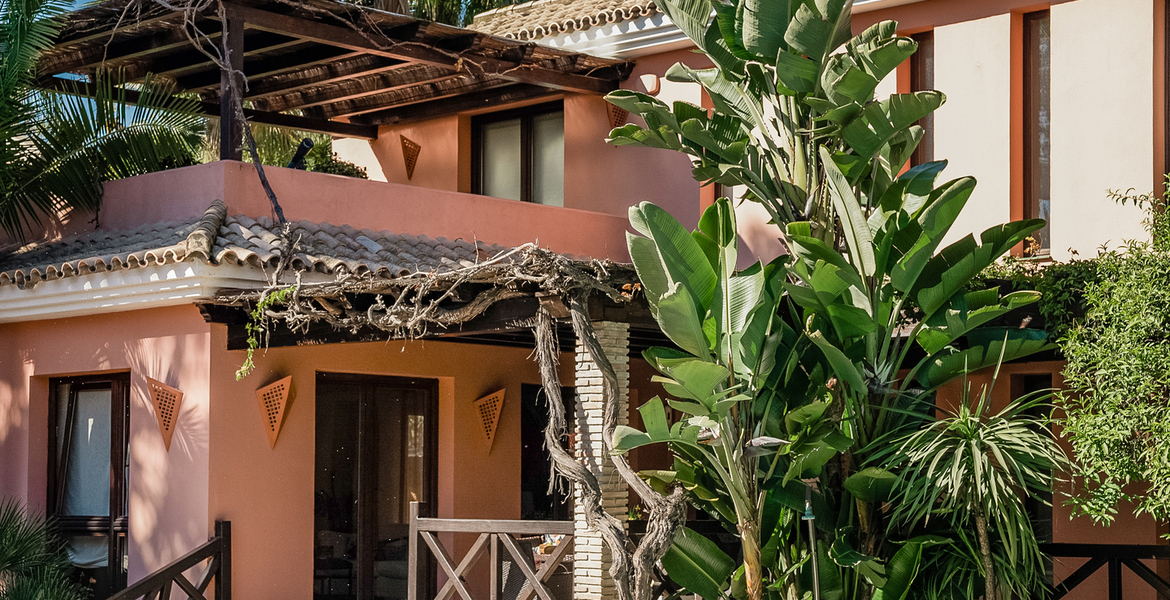 LUXURY SEA SIDE VILLA BETWEEN PUENTE ROMANO & MARBELLA CLUB