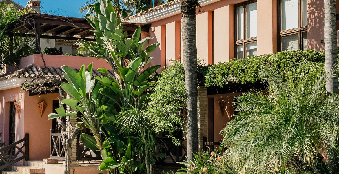 LUXURY SEA SIDE VILLA BETWEEN PUENTE ROMANO & MARBELLA CLUB