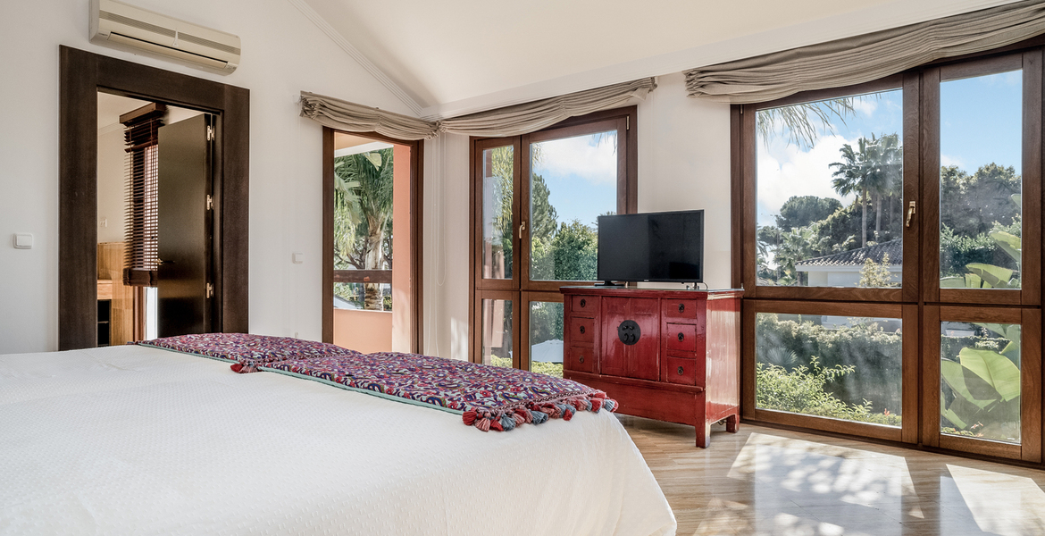 LUXURY SEA SIDE VILLA BETWEEN PUENTE ROMANO & MARBELLA CLUB