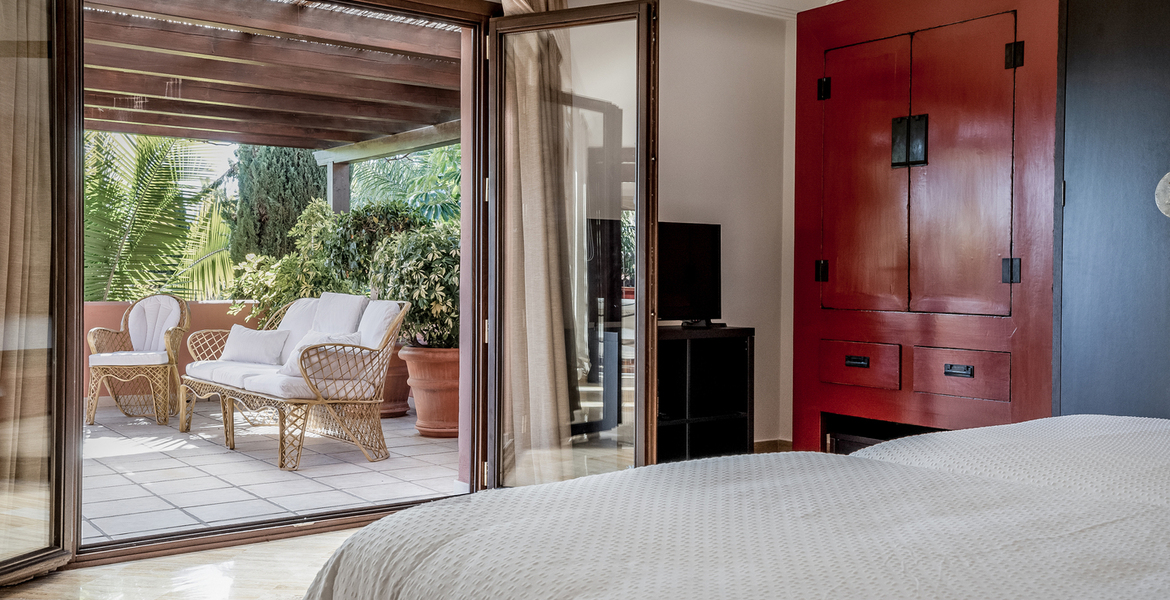 LUXURY SEA SIDE VILLA BETWEEN PUENTE ROMANO & MARBELLA CLUB