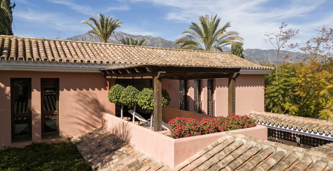 LUXURY SEA SIDE VILLA BETWEEN PUENTE ROMANO & MARBELLA CLUB