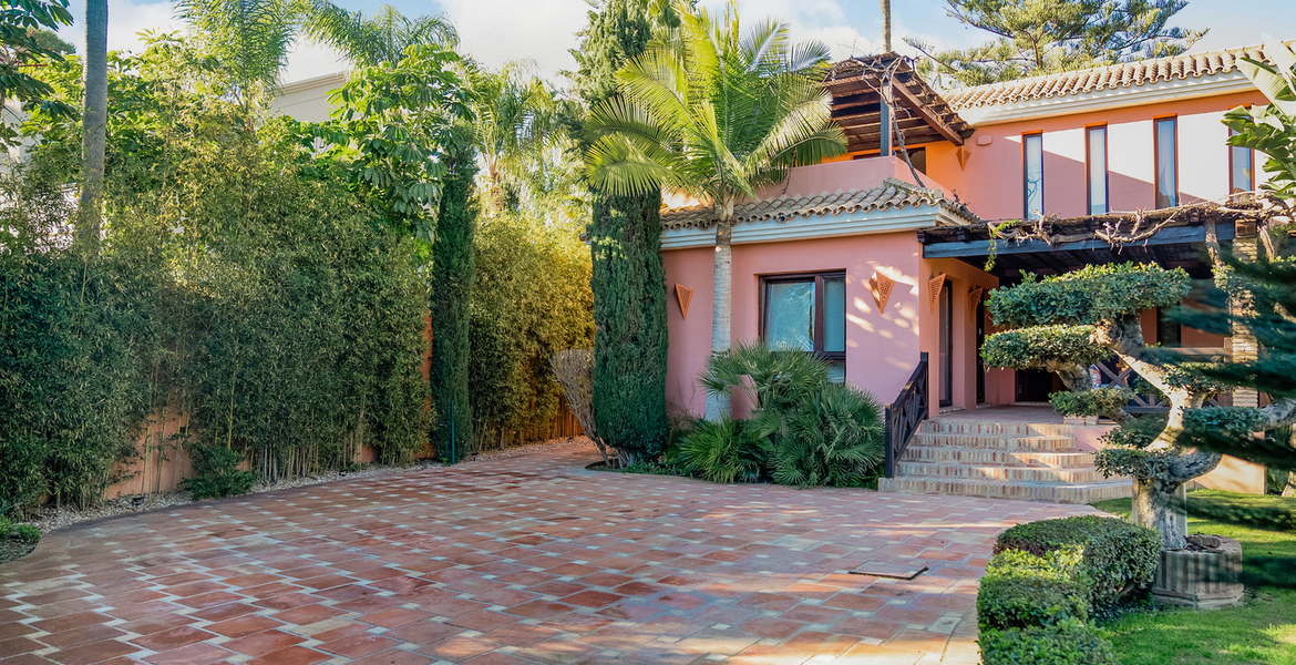 LUXURY SEA SIDE VILLA BETWEEN PUENTE ROMANO & MARBELLA CLUB