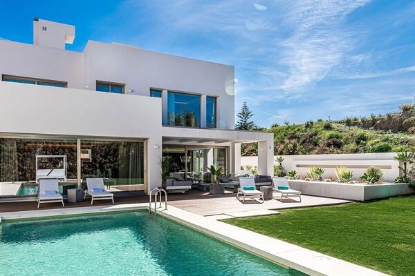 Villa de lujo en la Milla de Oro de Marbella con piscina