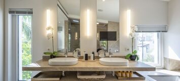Contemporary Villa in Puente Romano with Smart Home