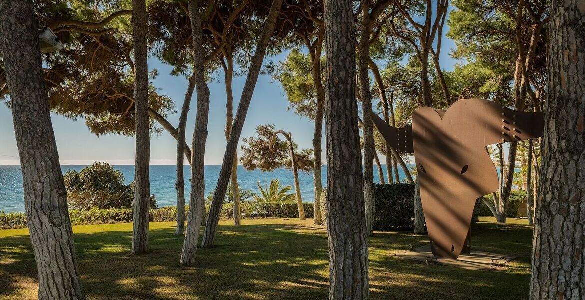 Beachfront Villa on Marbella's Golden Mile