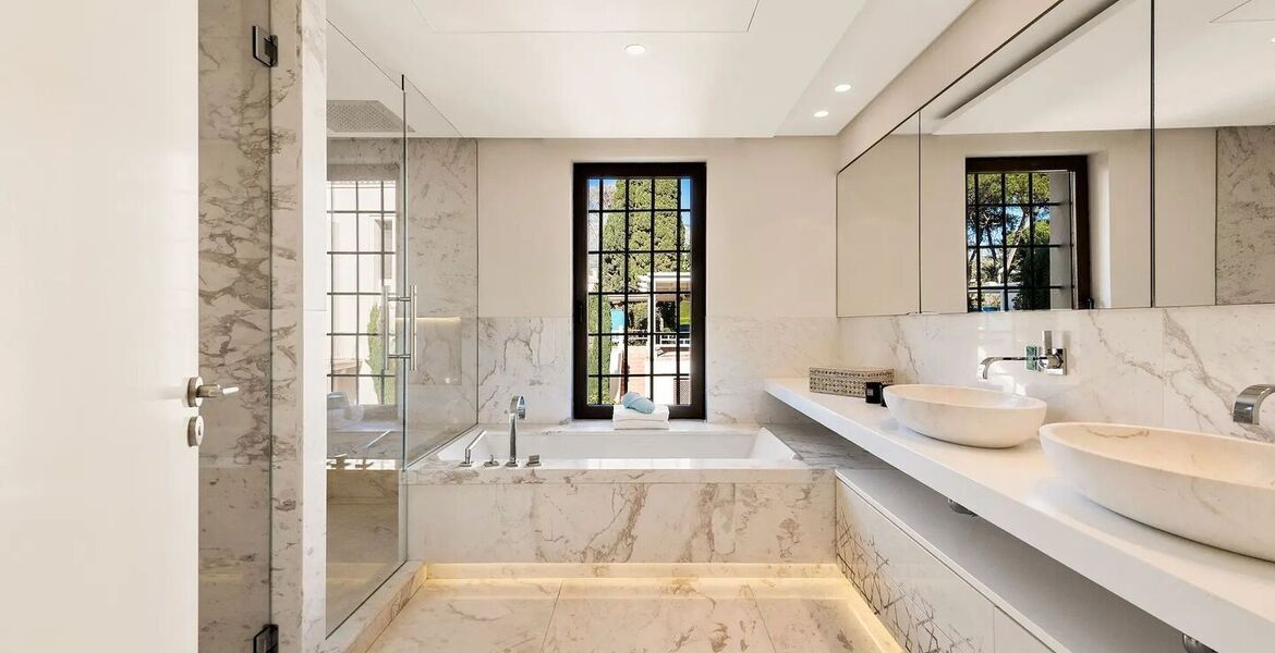 Beachfront Villa on Marbella's Golden Mile